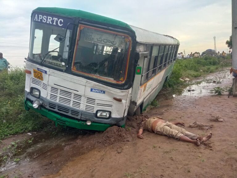 బస్సు నడుపుతుండగా ఆర్టీసీ డ్రైవర్‌కు గుండెపోటు..డ్రైవర్ మృతి